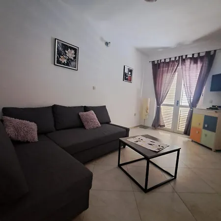 Becir Apartment Molunat