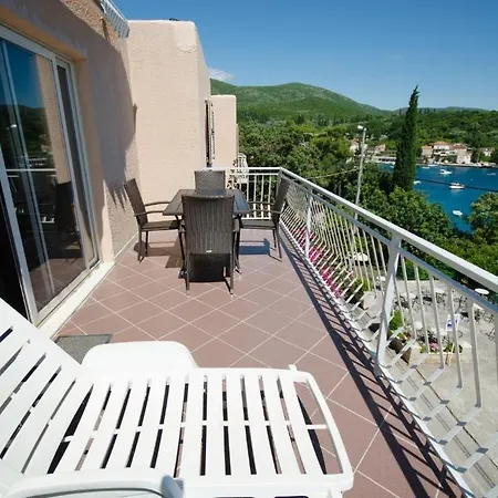 Apartment Becir Molunat